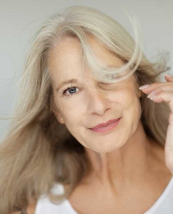 Valovi vrućine u menopauzi: uzroci, simptomi i kako se nositi s njima?