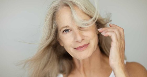 Valovi vrućine u menopauzi: uzroci, simptomi i kako se nositi s njima?